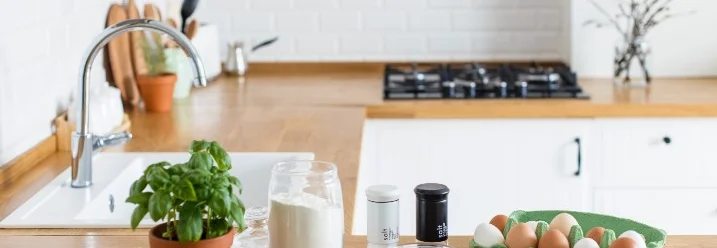 Zutaten und Küchenutensilien auf einer Arbeitsplatte.